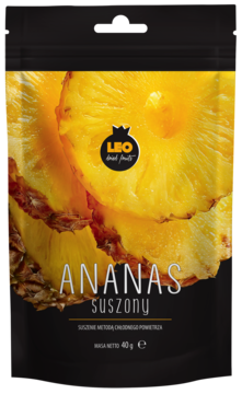 Front czarnego opakowania LEO Ananas suszony, widoczne duże, żółte plastry ananasa z suszeniem chłodnym powietrzem.