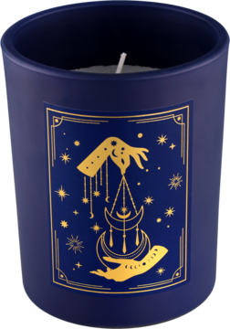 Granatowa świeca zapachowa w słoiku ze złotym, mistycznym wzorem dłoni, księżyców i gwiazd, widok z przodu.