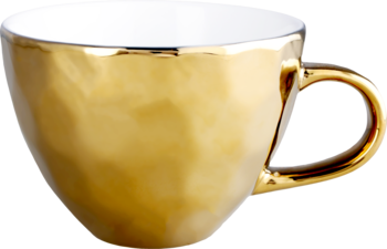 Elegancka złota filiżanka z fasetowaną, błyszczącą powierzchnią i białym środkiem, ujęcie z przodu.