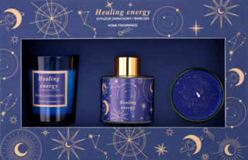 Eloy, granatowy zestaw zapachowy "Healing Energy" z dyfuzorem i 2 świecami, z motywem gwiazd, w otwartym pudełku.