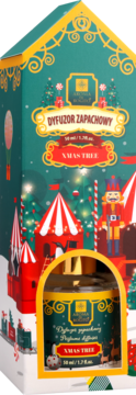 Dyfuzor zapachowy Xmas Tree w zielonym pudełku z motywem domku, dekoracjami i wycięciem na butelkę, widok z przodu.