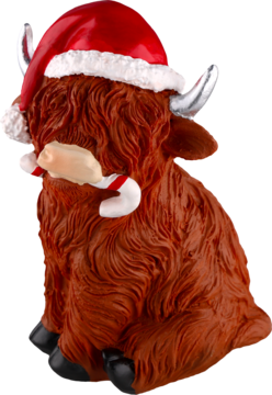 Puszysta figurka krowy rasy Highland w czerwonej czapce Mikołaja, z laską cukrową w pysku, widok z boku.