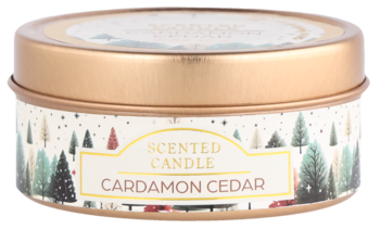 Scented candle w złotej puszce z zimowym motywem choinek i napisem Cardamon Cedar, widok z góry.