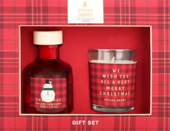 Świąteczny zestaw upominkowy Spiced Berry: czerwony dyfuzor z bałwankiem i świeca w kratę, otwarte opakowanie.