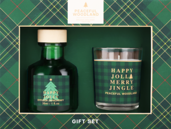 Zestaw Peaceful Woodland: zielony dyfuzor i świeca "Happy Jolly Merry Jingle" w świątecznym pudełku w kratę.