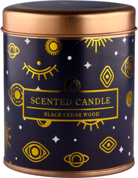 Świeca zapachowa Black Cedar Wood w cylindrycznej puszce, granatowa ze złotym wieczkiem i mistycznymi wzorami, widok z przodu.
