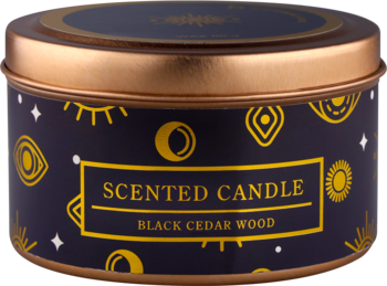 Czarna świeca zapachowa Black Cedar Wood w okrągłej puszce, widok z góry, ze złotymi mistycznymi wzorami.