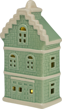 Miętowo-zielona ceramiczna latarenka w kształcie domku z cegiełkami, białym dachem i świecącymi oknami, widok z boku.