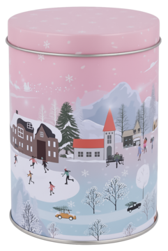 Różowa metalowa puszka z zimowym krajobrazem: świąteczna wioska, łyżwiarze, ośnieżone drzewa, góry w tle.