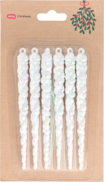 Siedem białych, iryzujących sopli świątecznych w przezroczystym blistrze na brązowym kartoniku, widok z przodu.