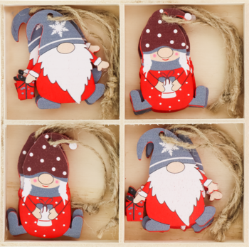 Cztery świąteczne, drewniane figurki gnomów siedzą w kwadratowych przegródkach. Gnomki mają czerwone stroje, brody i czapki w gwiazdy/kropki.