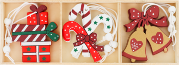 Drewniane ozdoby świąteczne: prezenty, laski cukrowe, dzwonki, czerwono-zielono-złote, ze sznurkami.