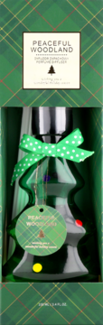 Dyfuzor zapachowy Peaceful Woodland w butelce-choince z zieloną kokardą, widoczny w otwartym, zielonym pudełku.