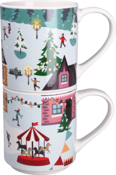 Zestaw dwóch ceramicznych kubków świątecznych, przedstawiających zimową wioskę z domkami, ludźmi i karuzelą, widok z przodu.