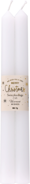 Dwie białe świece zapachowe, świąteczny zestaw, połączone beżową opaską z napisem „Merry Christmas” i gwiazdkami.
