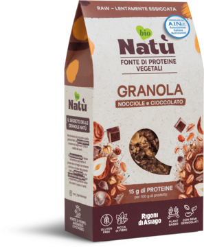 Brunatne opakowanie Natù Granola Nocciole i Cioccolato, surowa, bezglutenowa. Widoczne orzechy i czekolada, źródło białka.