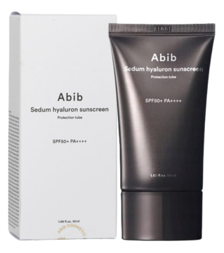 Abib Sedum Hyaluron Sunscreen SPF50+ w ciemnoszarej matowej tubce i białym pudełku. Nawilżający krem ochronny.