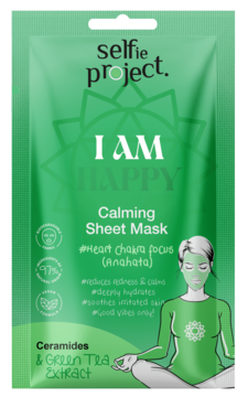 Zielona maska w płachcie Selfie Project I Am Happy Calming Sheet Mask, z kobietą w medytacji, widok z przodu.