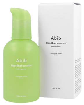 Jasnozielona butelka Abib Heartleaf essence Calming pump, esencji do twarzy, obok białe opakowanie.