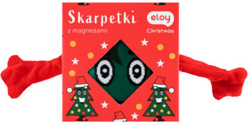 Czerwone pudełko skarpetek eloy 'Christmas' z choinkami i centralnym zielonym kwadratem z oczami. Napis: 'Skarpetki z magnesami'.