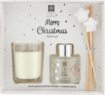 Świąteczny zestaw zapachowy Merry Christmas Red Fruit: dyfuzor, świeca w szkle i patyczki z białymi gwiazdkami.