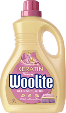 Płyn do prania Woolite Keratin Therapy Delicates Wool, beżowa butelka z różową nakrętką, widok z przodu.