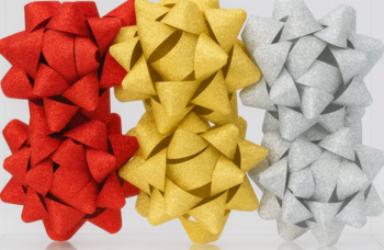 Trzy puszyste kokardy prezentowe w kolorach czerwonym, złotym i srebrnym, ułożone obok siebie.