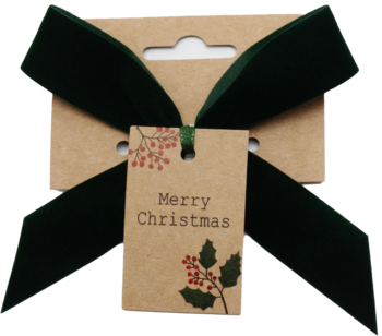 Zielona aksamitna kokarda prezentowa z brązową zawieszką "Merry Christmas" z czerwonymi jagodami i liśćmi, widok z przodu.