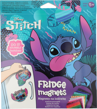 Niebieskie opakowanie z zestawem DIY Disney Stitch Fridge Magnets, ze Stitchem i przykładem na lodówce.