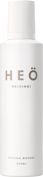 Biała cylindryczna butelka Heö Helsinki Styling Mousse 250ml z szarym logo i napisami, ujęcie z przodu.