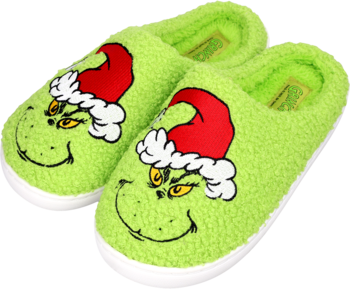 Zielone, pluszowe kapcie Grinch z czerwoną czapką Mikołaja, widok z góry pod kątem.