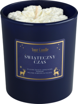 Ciemnoniebieska świąteczna świeca sojowa Your Candle "Świąteczny Czas" z falowanym woskiem i złotą etykietą, widok z przodu.