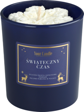 Granatowa świeca sojowa Your Candle Świąteczny Czas z puszystym woskiem i złotą etykietą, ujęcie z góry.