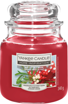 Yankee Candle Home Inspiration Mistletoe Charm, czerwona świeca 340g w szklanym słoju z wieczkiem, widok z przodu.
