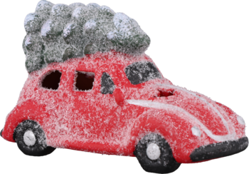 Czerwona świąteczna figurka samochodziku (Beetle) z choinką na dachu, pokryta cukrem, widok z boku.