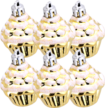 Zestaw sześciu złotych bombek choinkowych w kształcie babeczek z białym lukrem i srebrnymi zawieszkami.