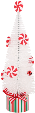 Białe choinkowe drzewko, dekorowane czerwono-białymi cukierkami miętówkami, bombkami i kokardą, stoi na paskowanym pudełku.
