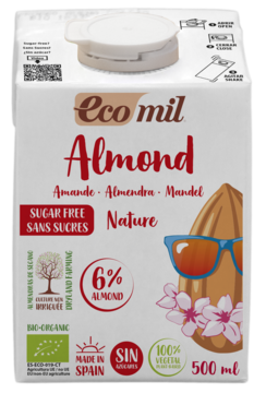 Ecomil Almond Nature, bezcukrowy napój roślinny w białym kartonie 500ml z ilustracją migdała w okularach, widok z przodu.