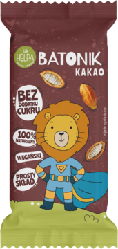 Batonik Helpa Kakao, wegański i bez cukru. Brązowe opakowanie z lwem-superbohaterem i kakao, widok z przodu.