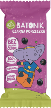 Helpa Batonik Czarna Porzeczka, widok z przodu. Fioletowe opakowanie z rysunkowym słoniem-superbohaterem, bez cukru, wegański.
