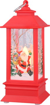 Czerwona latarnia świąteczna z Mikołajem niosącym prezenty w ośnieżonym lesie, podświetlona, widok z przodu.