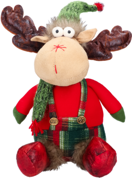 Siedzący pluszowy łoś świąteczny w zielonym kapeluszu i szaliku, czerwonej koszuli oraz ogrodniczkach w kratę, z dużymi rogami.