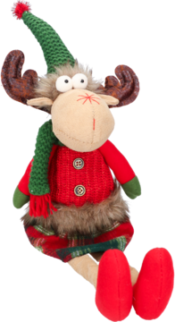 Świąteczny pluszowy łoś w czerwonym swetrze, zielonej czapce i szaliku, siedzący z wyciągniętymi nogami.