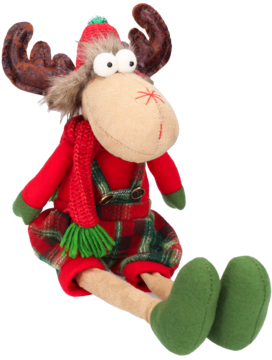 Pluszowy łoś w czerwono-zielonym świątecznym stroju: koszulka, ogrodniczki w kratę, czapka i szalik, siedzący.