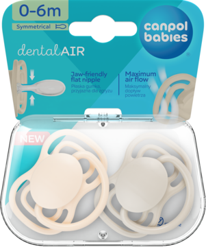 Dwa beżowe smoczki Canpol babies dentalAIR 0-6m, symetryczne, w przezroczystym opakowaniu z etui, widok z przodu.