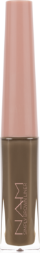 NAM Brązowy Eyeliner w przezroczystej butelce z jasnoróżową nakrętką, widok z przodu. Tekst: NAM SIMPLY BROWN LINER.