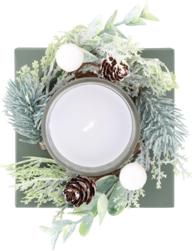 Biała świeca w szklanym pojemniku, otoczona mrożonym wieńcem z zielonych gałązek jodły, szyszek i białych kulek, widok z góry.