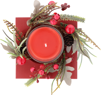 Czerwona ozdobna świeca w szklanym naczyniu, otoczona świątecznym stroikiem z jagód, szyszek i gałązek, widok z góry.