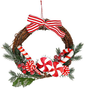 Świąteczny wianek z wikliny, udekorowany czerwoną kokardą, zielonymi gałązkami, cukierkami i jagodami.