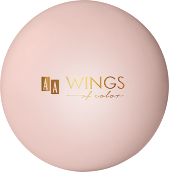 Okrągłe, pudroworóżowe opakowanie różu rozświetlającego AA Wings of Color Power of Glow ze złotym logo, widok z góry.
